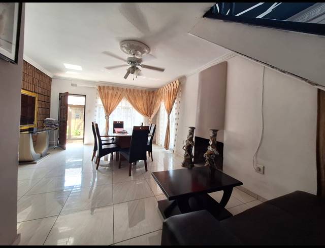 9 BEDROOM HOUSE FOR SALE IN GELUKSDAL